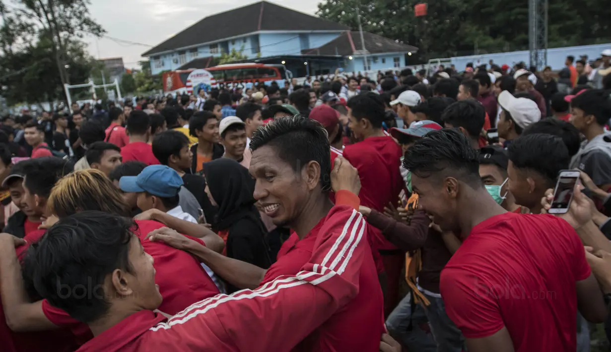 Bek anyar Persija, Valentino Telaubun, dikerubuti The Jakmania usai latihan perdana di Lapangan Sutasoma, Jakarta, Senin (18/12/2017). Valentino didatangkan Macan Kemayoran dari Barito Putera. (Bola.com/Vitalis Yogi Trisna)