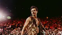 Penyanyi Harry Styles kerap berpenampilan dengan gaya ‘cross dressing’. (Dok. Instagram/@harrystyles/https://www.instagram.com/p/CW52N-1rSDy/)