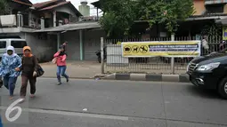 Prilaku tidak terpuji itu jelas berbahaya, karena tidak hanya membahayakan diri pejalan kaki, namun juga dapat menimbulkan kecelakaan lalulintas, Jakarta, Kamis (3/12). (Liputan6.com/Yoppy Renato)