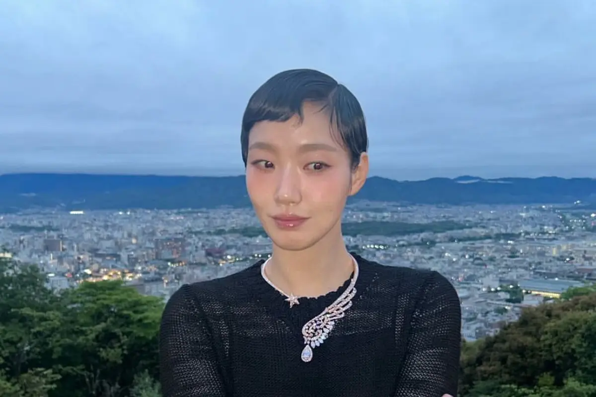 Gaya Rambut Pendek Kim Go Eun Curi Perhatian untuk Pemotretan Chanel