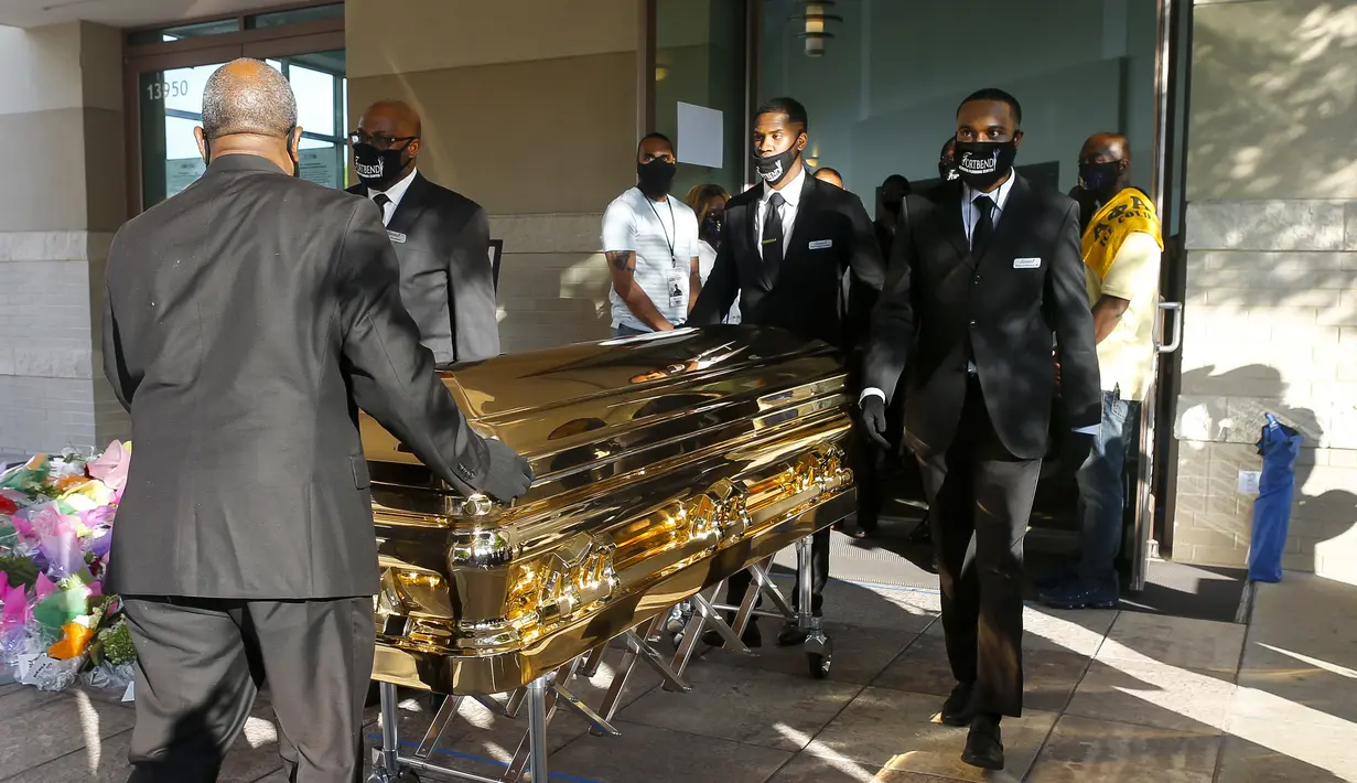 Peti mati berisi jenazah George Floyd dibawa setelah penghormatan terakhir di Gereja Fountain of Praise, Houston, Amerika Serikat, Senin (8/6/2020). Jenazah George Floyd disemayamkan dalam sebuah peti mati berlapis emas. (Godofredo A. Vásquez/Houston Chronicle via AP, Pool)