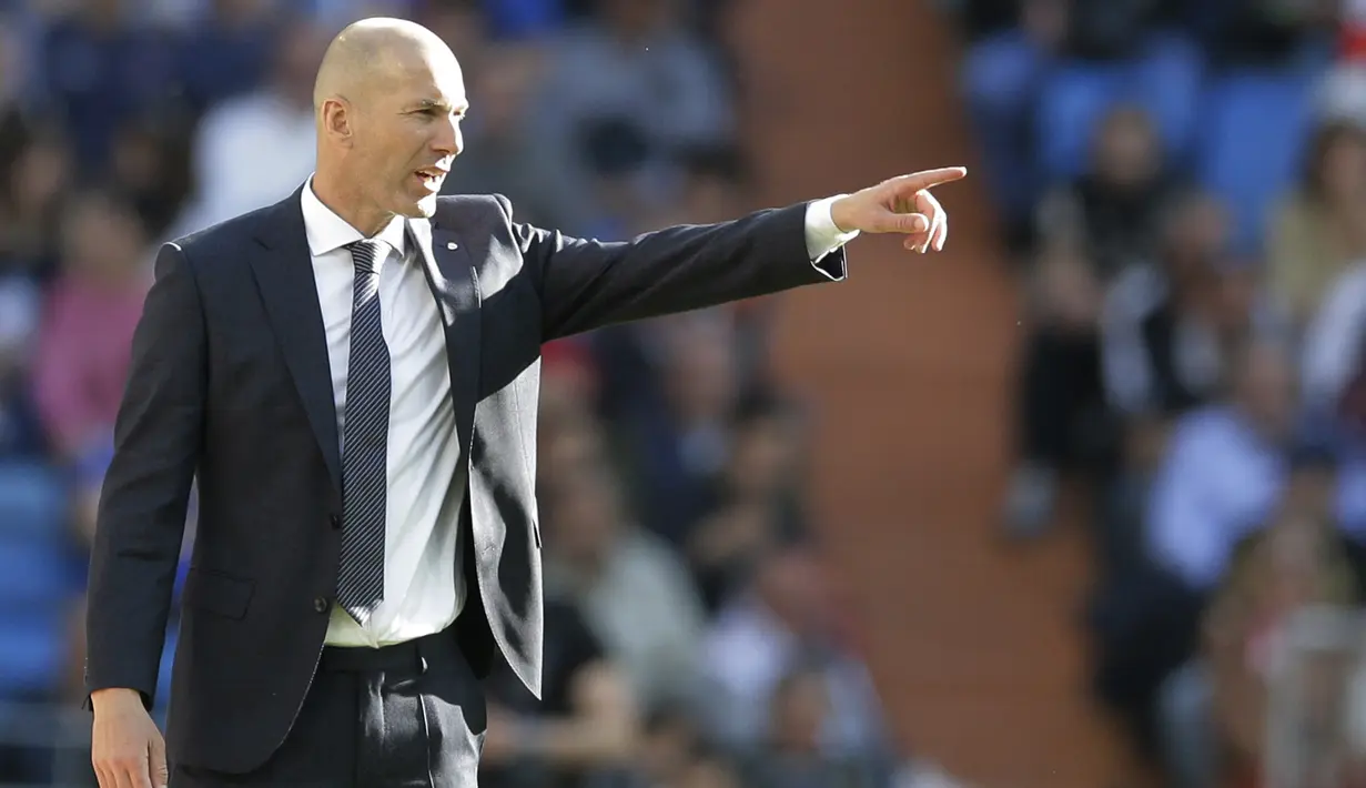 Pelatih Real Madrid, Zinedine Zidane, memberikan arahan kepada anak asuhnya saat melawan Celta Vigo pada laga La Liga 2019 di Stadion Santiago Bernabeu, Sabtu (16/3). Real Madrid menang 2-0 atas Celta Vigo. (AP/Paul White)