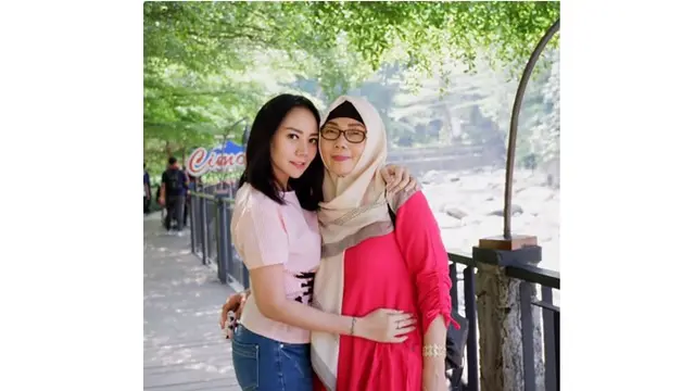 Momen kebersamaan Ivo dan ibunda, kompak banget.