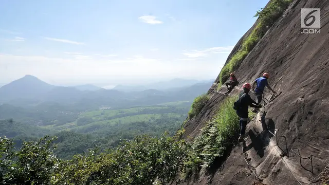 Menguji Adrenalin Melewati Tebing Gunung Parang