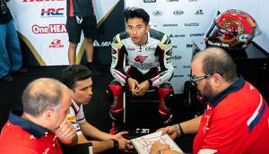 Mario Suryo Aji saat mentas pada Moto2 Thailand 2026 di Sirkuit Buriram. (Honda Team Asia)
