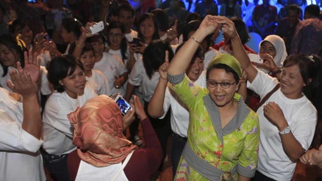Akrabnya Menlu Retno & para TKI, joget bareng diiringi musik dangdut