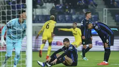 Para pemain Atalanta terlihat tertunduk lesu setelah Villarreal mencetak gol dalam pertandingan Grup F Liga Champions di Bergamo, Italia, Jumat (1/12/2021). Villarreal mengalahkan tuan rumah Atalanta dengan skor 3-2. (Spada/LaPresse via AP)