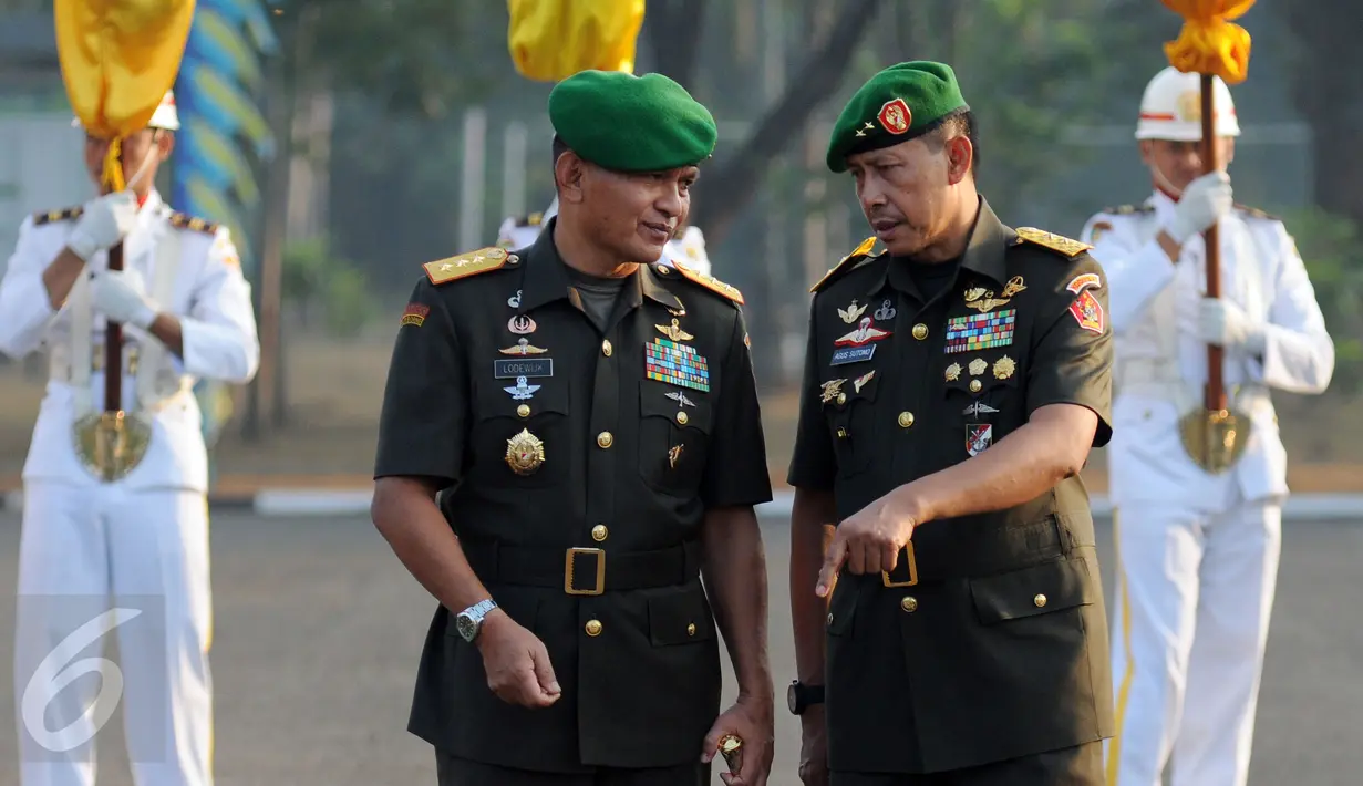 Dankodiklat TNI AD Letjen TNI Lodewijk F Paulus (kiri) berbincang dengan penggantinya Mayjen TNI Agus Sutomo jelang upacara serah terima jabatan di Markas Divisi Infanteri I Kostrad, Cilodong, Jabar, Jumat (31/7/2015). (Liputan6.com/Helmi Fithriansyah)