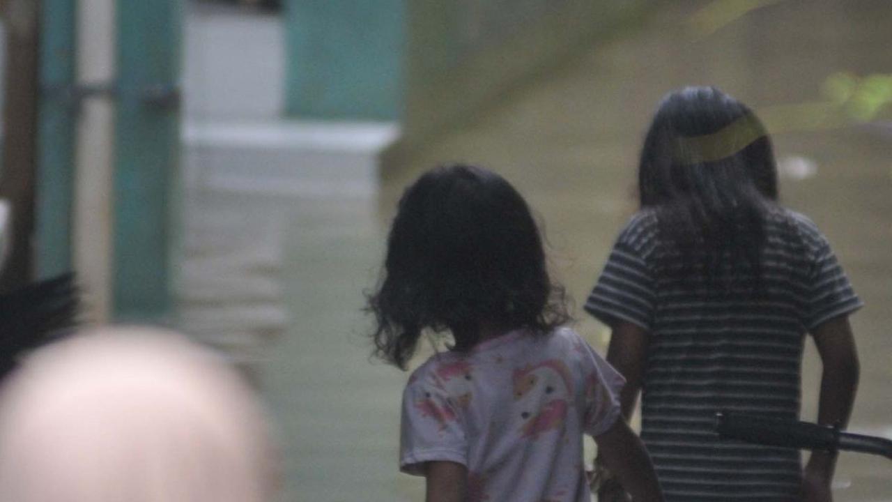 Sejumlah anak bermain ketika banjir akibat luapan Kali Ciliwung merendam permukiman di Kebon Pala, Jatinegara, Jakarta, Selasa (2/7/2024). Merdeka.com/Imam Buhori