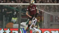 Pemain AC Milan, Leonardo Bonucci menghalau bola dari kejaran pemain Juventus, Paulo Dybala pada final Coppa Italia di Rome Olympic stadium, (9/5/2018). Juventus menang 4-0. (AP/Gregorio Borgia)