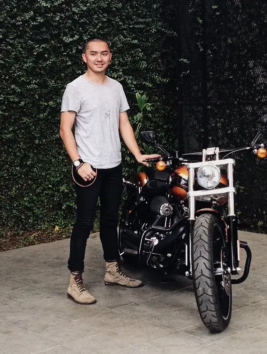 Omesh Ananda bersama motor yang dikendarainya (Instagram/omeshomesh)