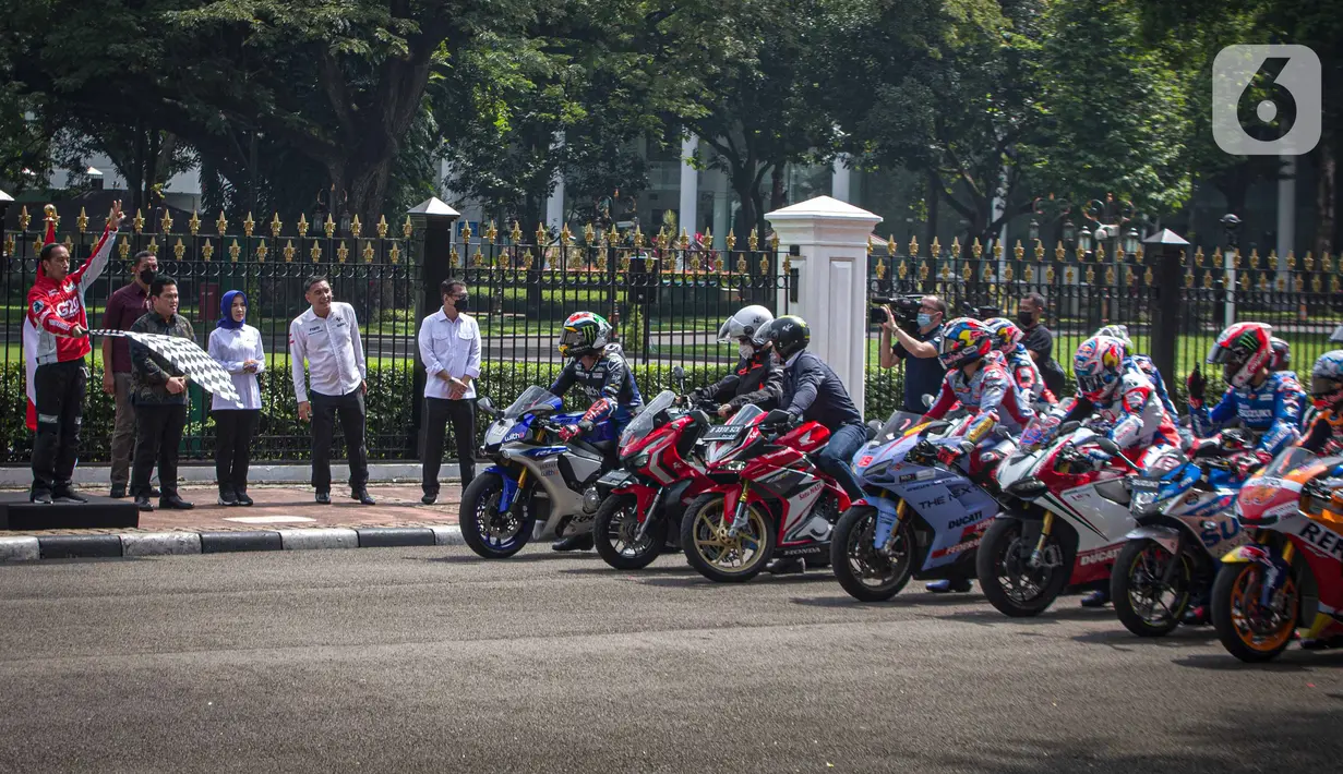 Presiden Joko Widodo (Jokowi) melepas iring-iringan pembalap MotoGP di depan Istana Merdeka, Jakarta Pusat, Rabu (16/3/2022). Parade MotoGP tersebut merupakan rangkaian kegiatan sebelum para pembalap berlaga di MotoGP Mandalika yang berlangsung pekan ini. (Liputan6.com/Faizal Fanani)