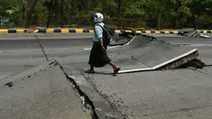 Seorang pria berjalan di sepanjang jalan yang rusak di Naypyidaw pada 28 Maret 2025. (Sai Aung MAIN/AFP)