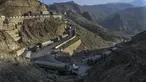 Sejumlah truk diparkir di sepanjang jalan dekat perbatasan Pakistan-Afghanistan di Torkham, Pakistan, Senin (11/9/2023). Perbatasan Torkham ditutup sejak 6 September 2023 menyusul bentrokan antara pasukan perbatasan kedua negara. (Abdul MAJEED/AFP)