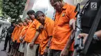 Tersangka dihadirkan saat rilis tindak pidana narkotika di Ditresnarkoba Polda Metro Jaya, Jakarta, Selasa (17/9/2019). Subdit 1 Psikotroipika Ditresnarkoba PMJ berhasil mengungkap kasus narkotika jaringan Malaysia-Batam-Jakarta. (Liputan6.com/Faizal Fanani)