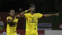 Gelandang Bhayangkara FC, Bruno Matos, merayakan gol yang dicetaknya ke gawang Tira Persikabo pada laga Shopee Liga 1 di Stadion PTIK, Jakarta, Sabtu (19/10). Bhayangkara menang 2-0 atas Tira Persikabo. (Bola.com/Yoppy Renato)