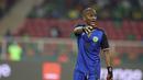 Comoros terpaksa memainkan bek Chaker Alhadhur sebagai kiper dadakan pada laga melawan Kamerun. Hebatnya, pemain 30 tahun itu tampil cukup impresif di bawah mistar dengan empat kali melakukan penyelamatan. (AFP/Kenzo Tribouillard)