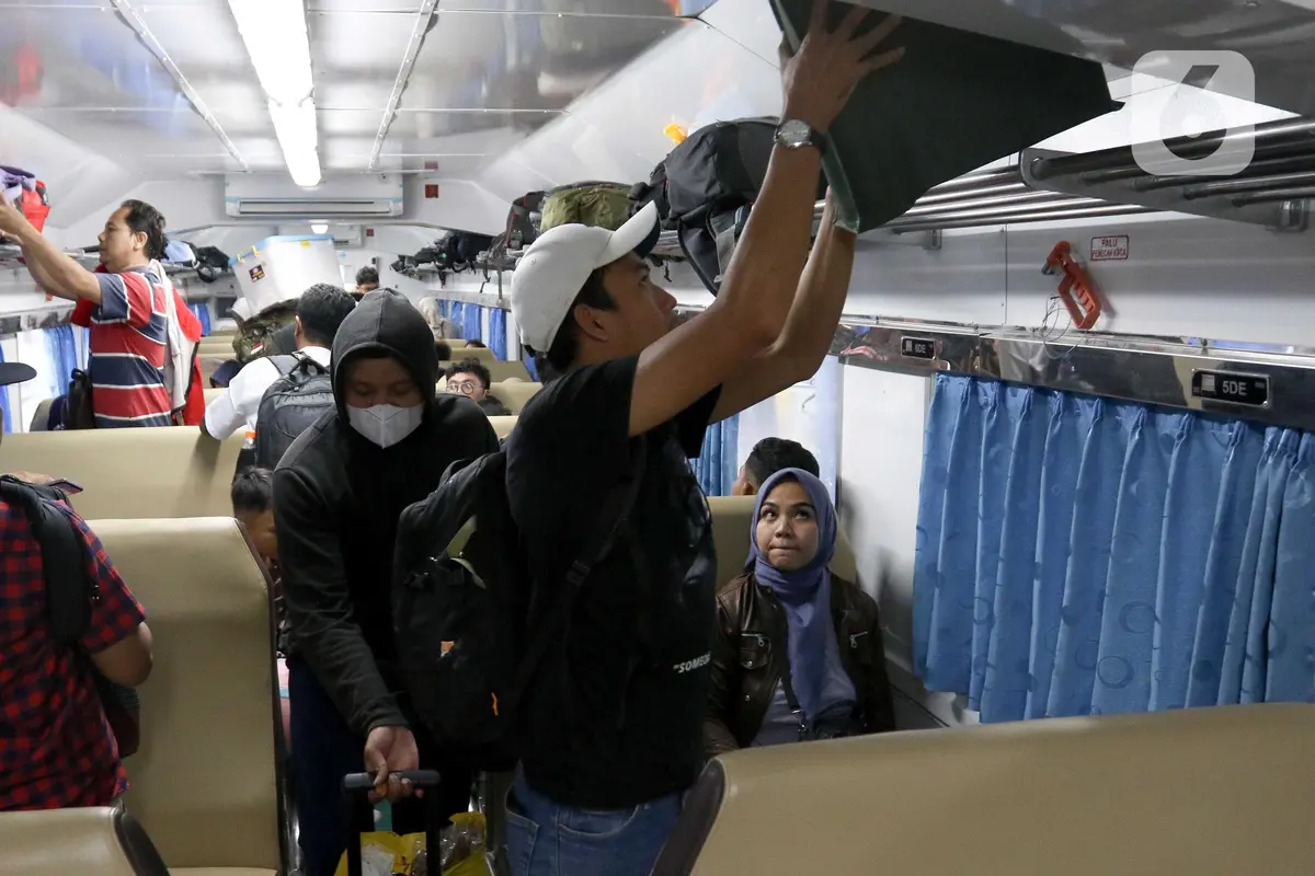 Stasiun Pasar Senen Dipadati Pemudik