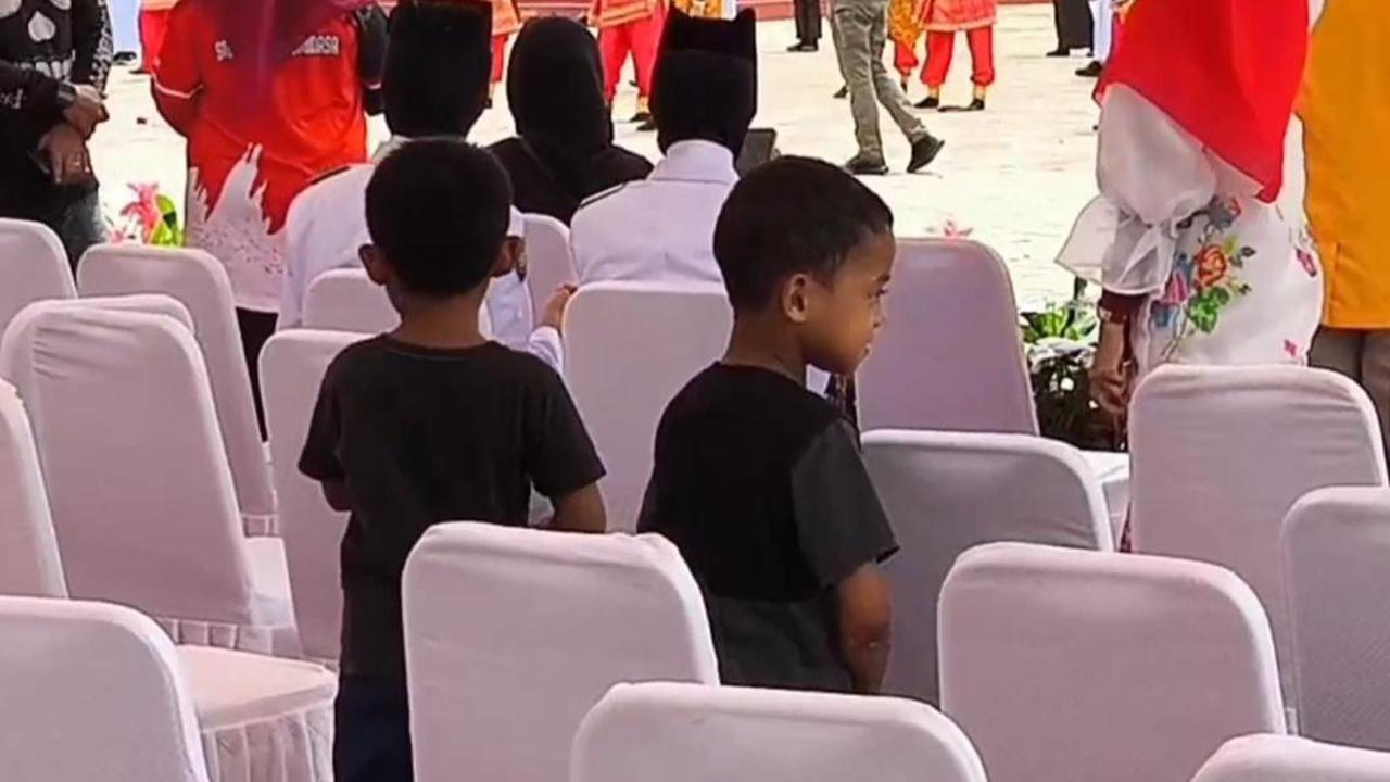 Viral 2 Bocah Gowa Pungut Sisa Hidangan Pejabat, Warganet Soroti Ketimpangan Sosial