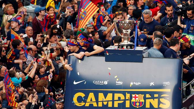 Para pemain Barcelona dan jajaran staf pelatih melakukan pawai juara La Liga 2015-2016, di sepanjang jalan kota Barcelona (15/5/2016). Tugas Lionel Messi dkk tinggal satu lagi lagi, yakni meraih trofi juara Copa del Rey 2015-2016. Pada partai final, merek