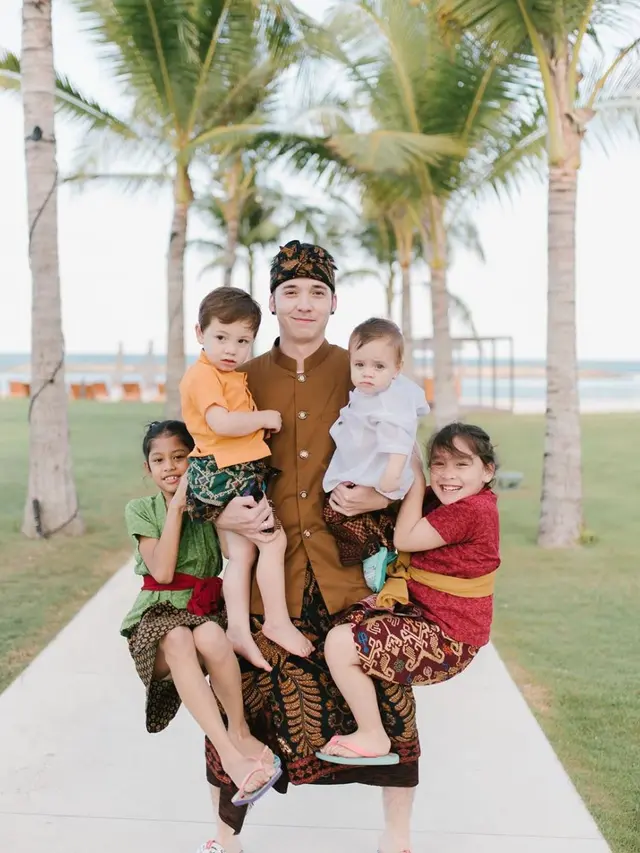Potret Stefan William Saat Asuh 4 Anaknya. (Sumber: Instagram/stefanwilliam)