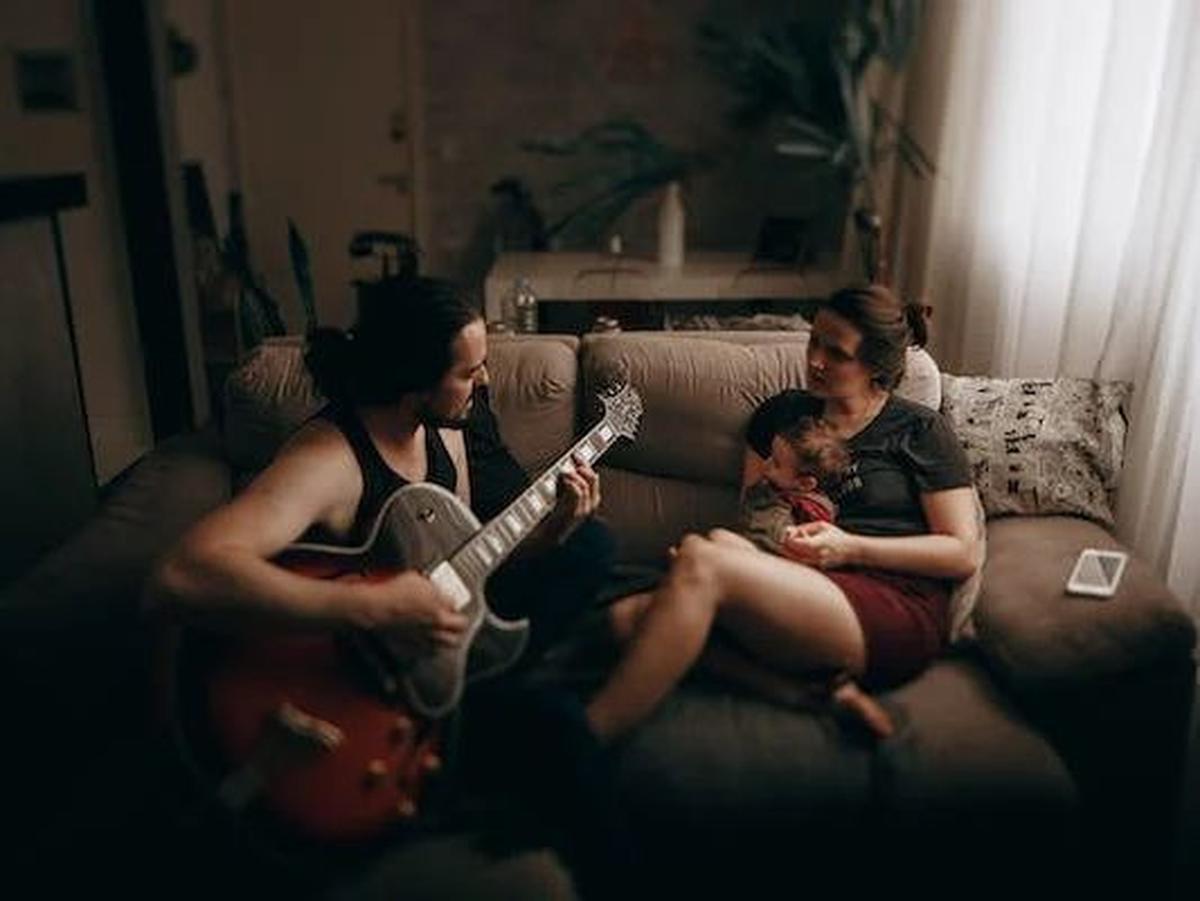 2. Kenalkan lagu yang berbicara tentang perasaan