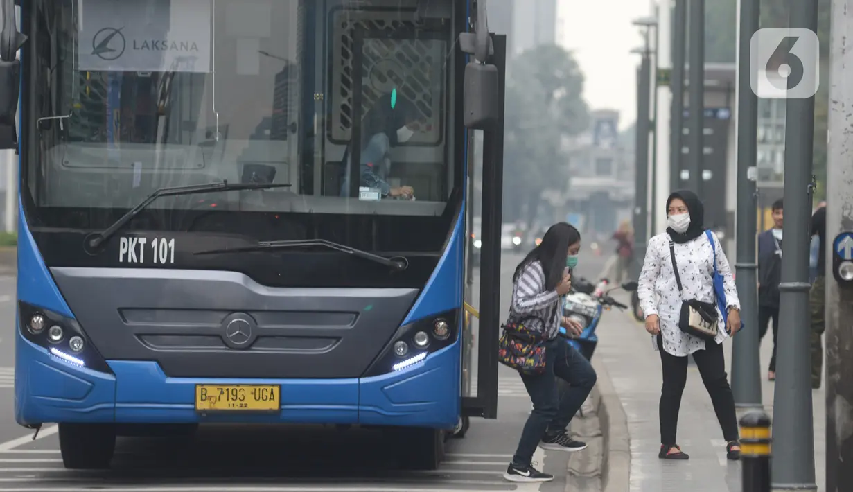 Penumpang turun dari  bus Transjakarta tujuan Kota-Blok M di Halte Pullman, Jakarta,Sabtu (10/10/2020). Moda transportasi umum Transjakarta tetap beroperasi normal, tapi untuk menurunkan penumpang tidak di lajur Bus Transjakarta karena Halte Utama Transjakarta di rusak. (merdeka.com/Imam Buhori)