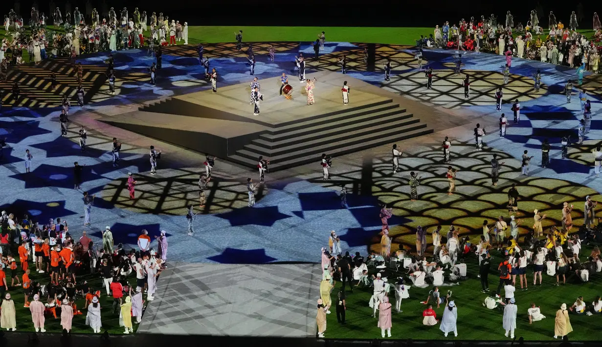 Penampilan seniman saat upacara penutupan Olimpiade Tokyo 2020 di Stadion Olimpiade, Tokyo, Jepang, Minggu (8/8/2021). Olimpiade Tokyo 2020 resmi ditutup. (AP Photo/Lee Jin-man)