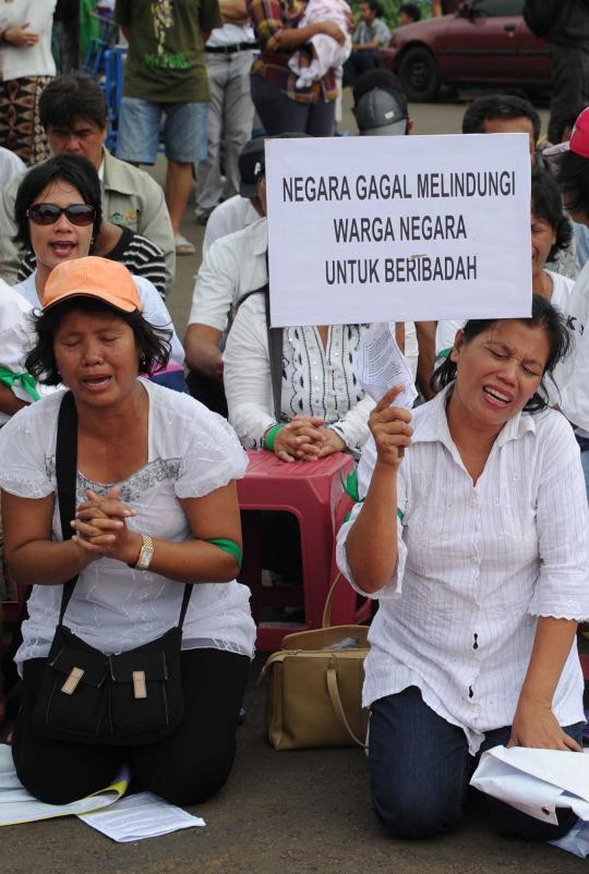 Ratusan jemaat HKBP dan GKI Yasmin ibadah di depan Istana