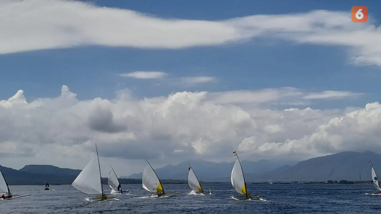 Lomba perahu layar yang digelar di Selat Bali dalam rangka HUT TNI AL. (Hermawan Arifianto Liputan6.com)