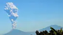 Gunung Merapi memuntahkan abu terlihat dari Karanganyar di provinsi Jawa Tengah (1/6). Serangkaian letusan Gunung Merapi pada akhir 2010 menewaskan lebih dari 350 orang dan membuat lebih dari 250.000 penduduk desa mengungsi. (AFP Photo/Anwar Mustafa)
