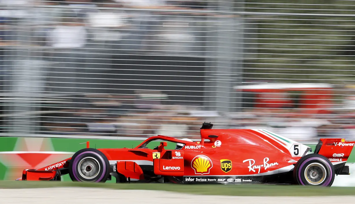 Pebalap Ferrari, Sebastian Vettel melaju kencang pada balapan perdana F1 GP Australia di Sirkuit Albert Park, Melbourne, Minggu (25/3/2018). Vettel memenangi balapan dengan selisih 5,036 detik dari Hamilton. (AP/Asanka Brendon Ratnayake)