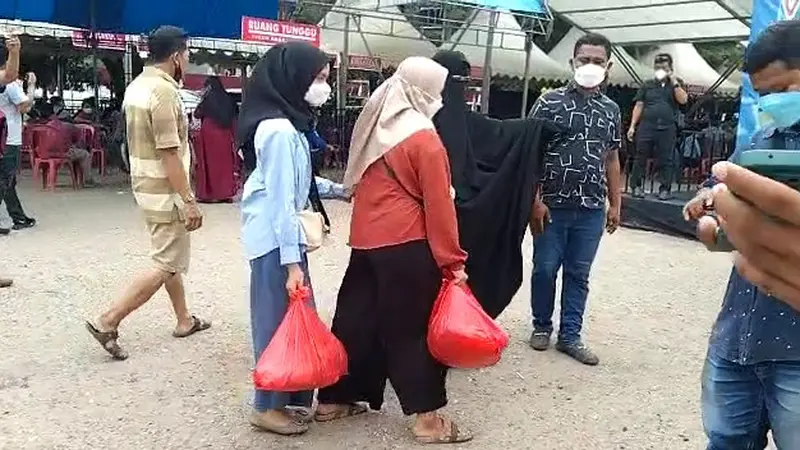 Emak-emak di Kota Kendari tertarik ikut vaksinasi setelah diiming-imingi hadiah peralatan elektronik, sembako dan motor.(Liputan6.com/Ahmad Akbar Fua)