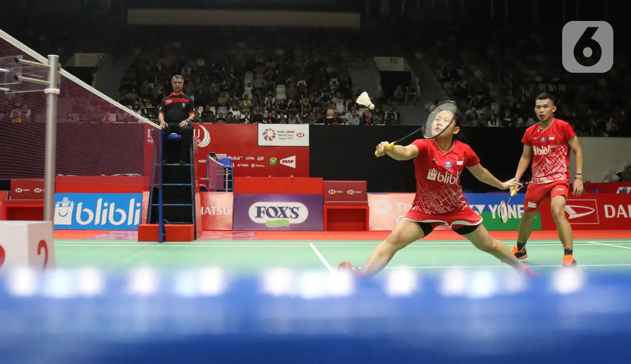 Ganda campuran Indonesia, Rinov Rivaldy/Pitha Haningtyas Mentari mengembalikan kok ke arah Lee Jhe-Huei/Hsu Ya Ching (Taiwan) saat babak pertama Indonesia Master 2020 di Istora GBK, Jakarta, Selasa (14/1/2020). Rivaldi/Mentari kalah dua set 15-21, 13-21. (Liputan6.com/Helmi Fithriansyah)