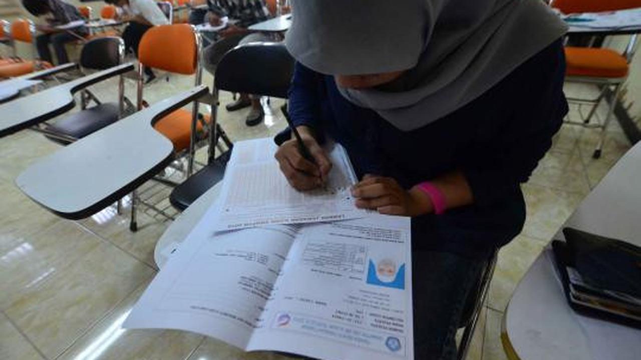Peserta SNMPTN mengerjakan soal ujian