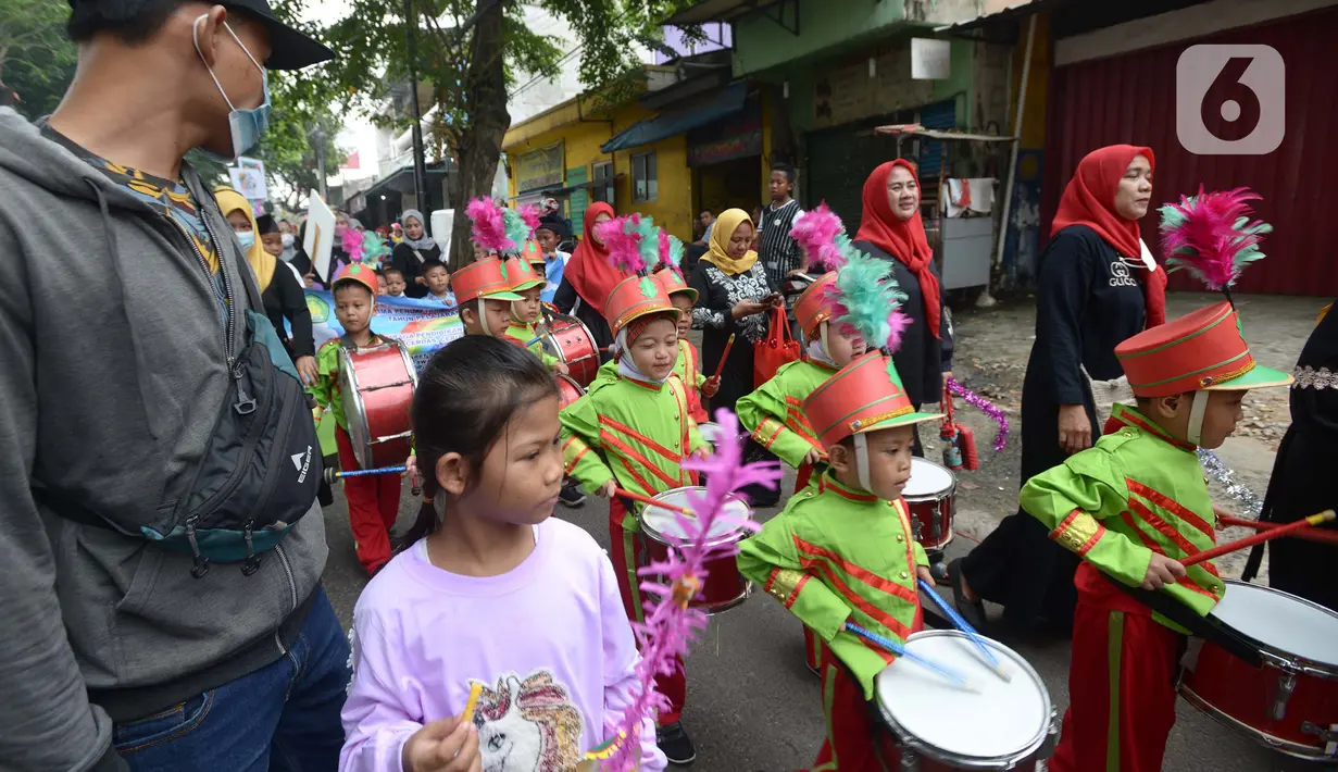 Sejumlah murid TK Islam bermain marching band saat berjalan bersama di Jalan Raya Radjiman Widyo Ningrat, Jakarta, Sabtu (26/3/2022). Pawai menyambut datangnya bulan suci Ramadan 1443 Hijriah ini diikuti puluhan murid TK Islam dari berbagai sekolah. (merdeka.com/Imam Buhori)