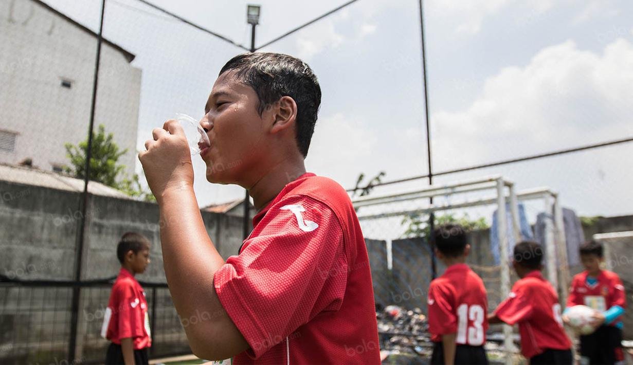 Seorang pesepak bola ASIOP Apacinti tampak lelah usai bertanding. (Bola.com/Vitalis Yogi Trisna)