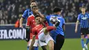 Bek Benfica, Antonio Silva (kiri) berebut bola dengan striker Club Brugge, Tajon Buchanan dalam laga leg pertama babak 16 besar Liga Champions 2022/2023 di Jan Breydel Stadium, Bruges, Belgia, Kamis (16/2/2023) dini hari WIB. (AP Photo/Geert Vanden Wijngaert)