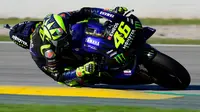 Pembalap Petronas Yamaha, Valentino Rossi, saat mengikuti latihan bebas MotoGP Catalunya di Circuit de Barcelona-Catalunya, Jumat (25/9/2020). Pembalab Yamaha, Morbidelli, finish pertama dengan catatan waktu satu menit 39,789 detik. (AFP/Lluis Gene)