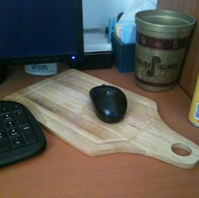 Menjadikan talenan kayu sebagai alas mouse. (Sumber foto: boredpanda.com)