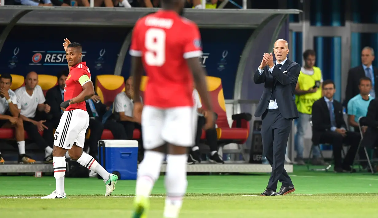 Pelatih Real Madrid Zinedine Zidane menyaksikan para pemain bertanding melawan Manchester United pada final Piala Super Eropa 2017 di Philip II Arena di Skopje, (8/8). Real Madrid mengalahkan Manchester United 2-1. (AFP Photo/Dimitar Dikloff)