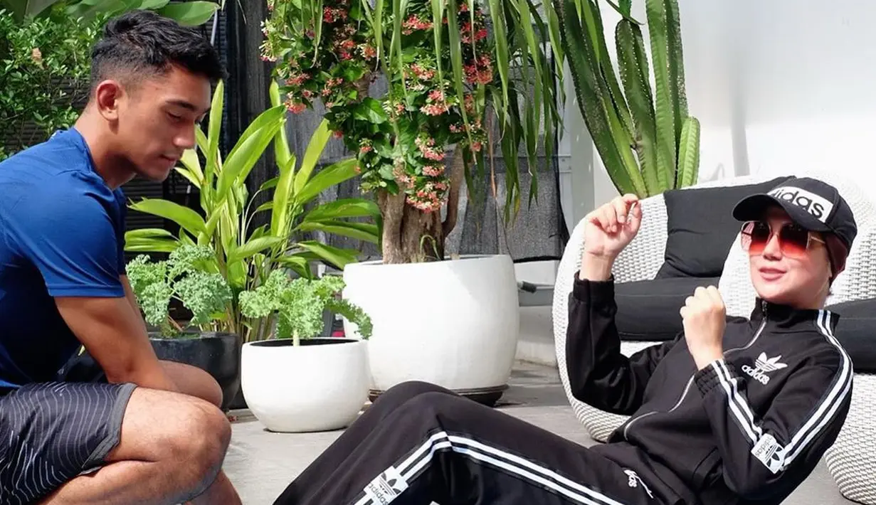 "Kalau aku zaman dulu usia 20-an (usia lagi cari jati diri) nggak seru kalau nggak ke Disco. Eh, tapi anak-anak sekarang nggak seru kalau nggak OLAHRAGA," kenang Marini Zumarnis. (Instagram/monaratuliu)