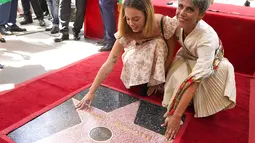 Mendiang Luciano Pavarotti dapat bintang Hollywood Walk of Fame. Sang anak, Cristina Pavarotti, datang bersama cucu penyanyi legendaris ini, Caterina Lo Sasso. (Foto: (AP Photo/Chris Pizzello)