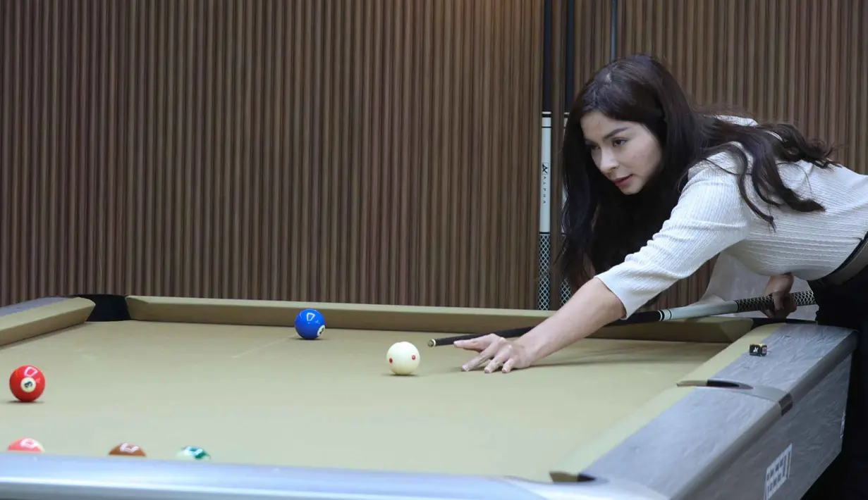 Selain billiard, Gowadra membuka ruang untuk kolaborasi kuliner dan lifestyle, menjadikannya tempat hangout yang utuh, bukan sekadar arena permainan. Tampak dalam foto, pengunjung menikmati permainan biliar di Gowada Billiard, di Jalan Thamrin Boulevard Pantai Indah Kapuk 2 (PIK 2), Kabupaten Tangerang, Banten, pada Rabu (11/2/2026). (Kapanlagi.com/Budy Santoso)