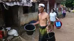 Warga membawa ember kosong saat  saat pemberian bantuan air bersih yang dilakukan Relawan Gerak Bareng di Desa Cidokom, Bogor, Jawa Barat, Kamis, 30 Juli 2026. Lebih dari 16 ribu aritr bersih dibagikan kepada warga desa. Sekitar 5000 warga terdampak kekeringan yang sudah berjalan lebih dari dua bulan