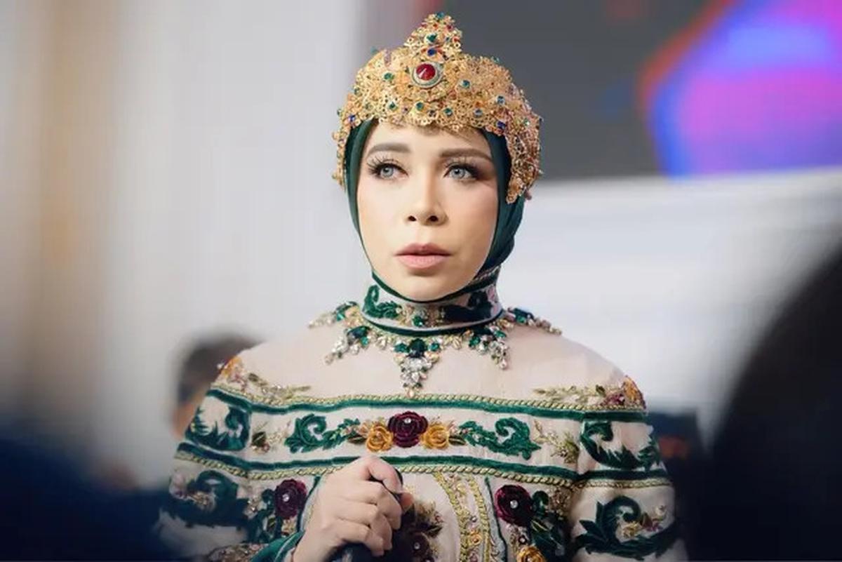 Gaya Kondangan Melly Goeslaw, Tampil Beda dengan Gaun Bertabur Permata