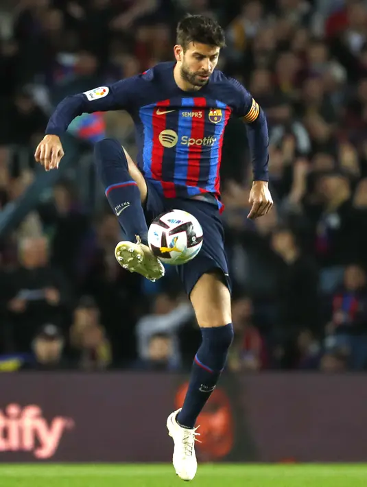 Bek Barcelona, Gerard Pique mengontrol bola saat bertanding melawan Almeria pada pertandingan La Liga Spanyol di stadion Camp Nou di Barcelona, Spanyol, Minggu (6/11/2022). Pique tercatat turut berandil mempersembahkan delapan trofi La Liga, tujuh Copa del Rey, enam Supercopa de Espana, hingga masing-masing tiga gelar Liga Champions, Piala Super Eropa, dan Piala Dunia Antarklub. (AP Photo/Joan Monfort)