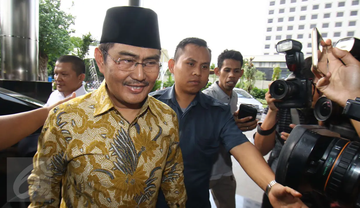 Ketua DKPP RI Jimly Asshiddiqie tiba untuk melakukan pertemuan dengan pimpinan KPK di Gedung KPK, Jakarta, Kamis (2/3). Kedatangan Jimly untuk beraudiensi terkait rencana diskusi pemberantasan korupsi ke depan. (Liputan6.com/Helmi Afandi)