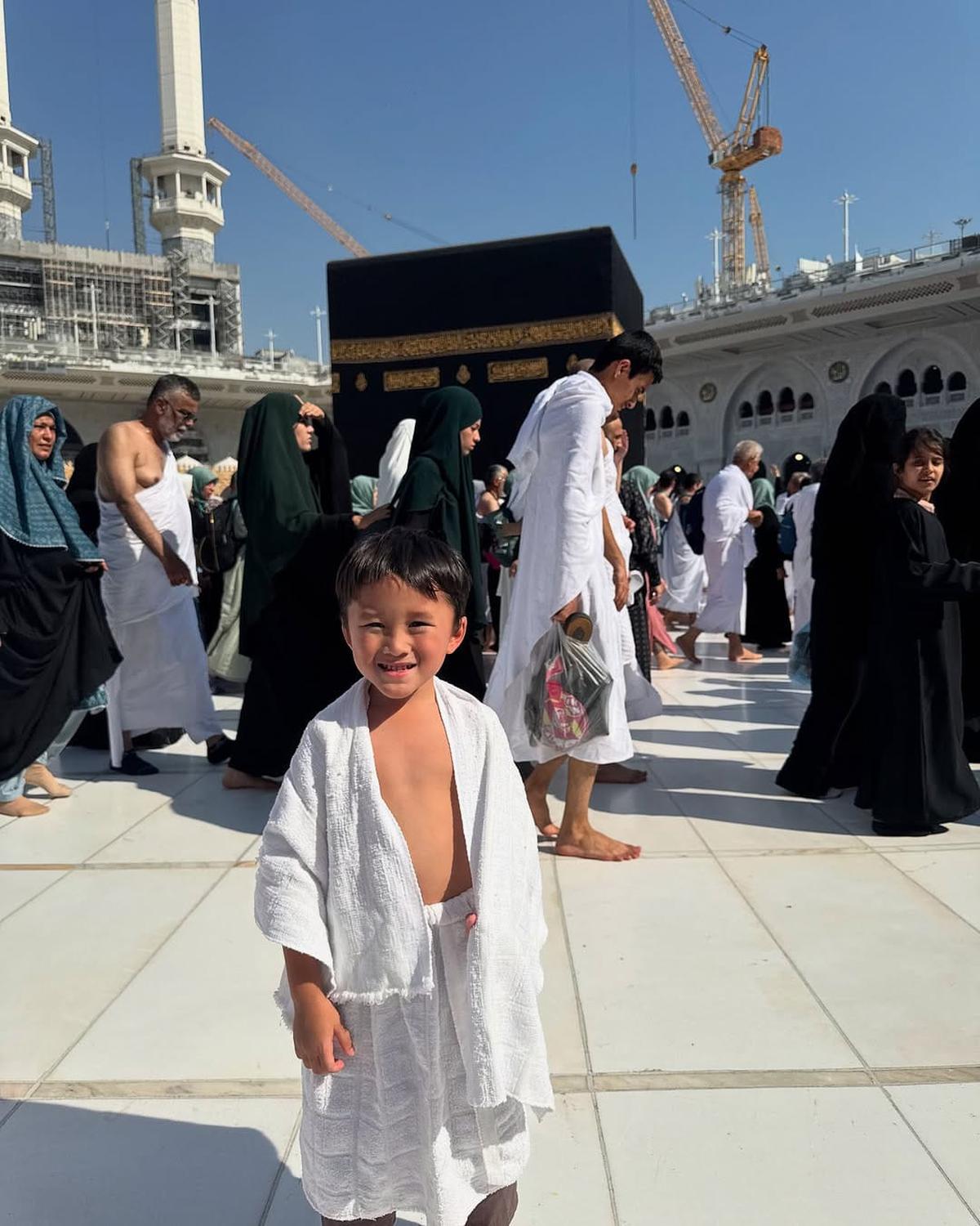 Potret Hanung Bramantyo dan Zaskia Adya Mecca Ajak Anak Umroh