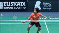 Tunggal putri Indonesia, Gregoria Mariska, mencoba mengembalikan shuttlecock saat menghadapi Kim Ga-eun (Korea Selatan) pada babak play off F1 Kejuaraan Dunia Junior 2016 di Bilbao, Spanyol, Jumat (4/11/2016). (PBSI)